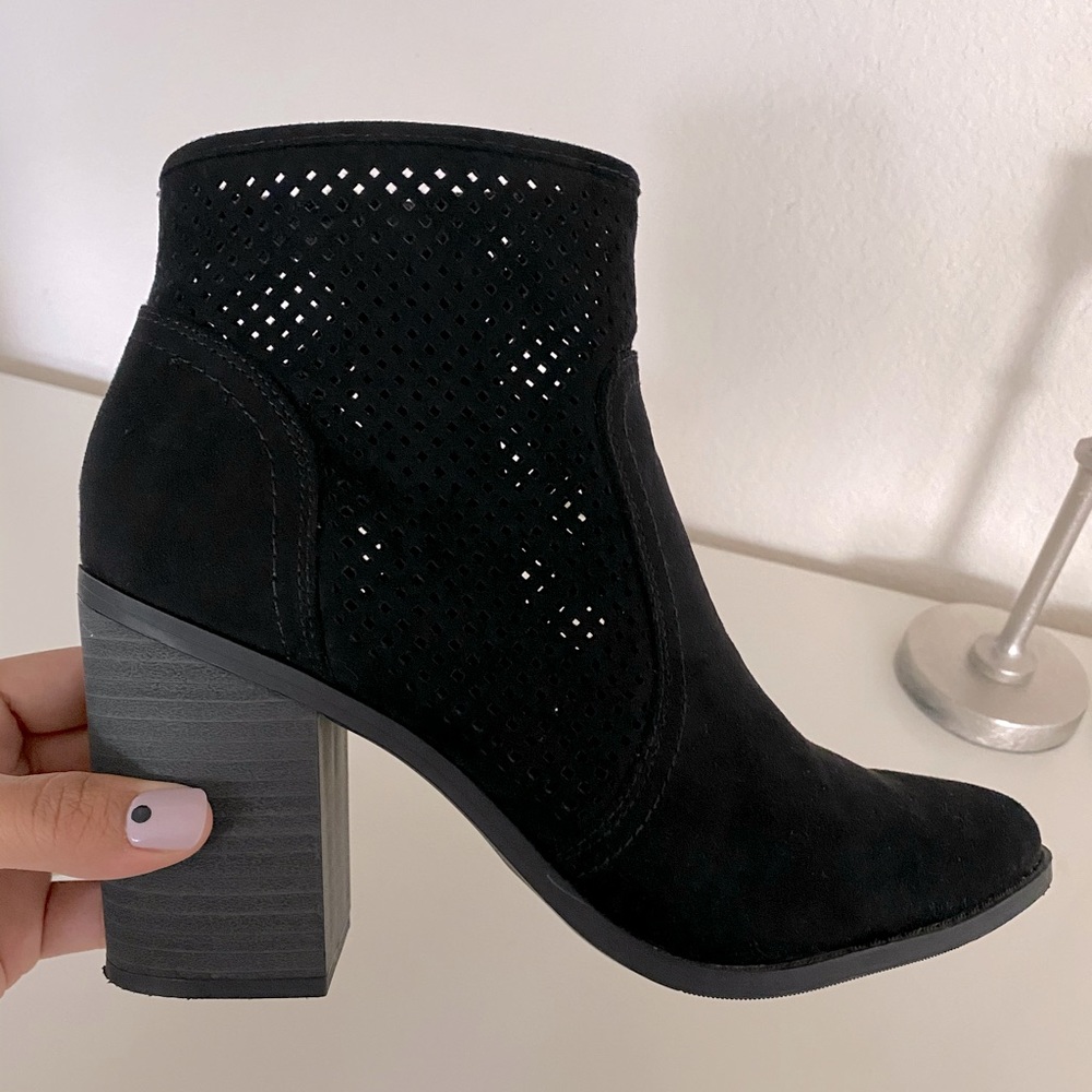 Universale Thread Black Booties